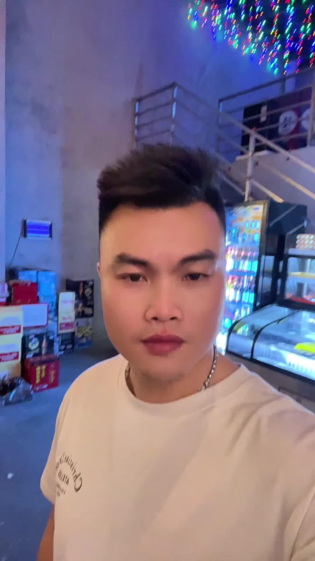 卖光了产品,强迫下班,明天继续 吃烧烤喝啤酒 夜宵烧烤 啤酒 夜生活模式开启 烧烤