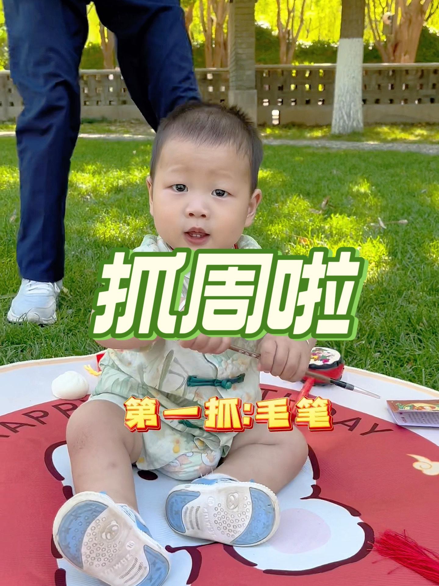 宝宝一岁啦,说来也快,仿佛怀孕就在昨天,孕吐好像也没过去多久,中间一系列的磨难,在他的逐渐