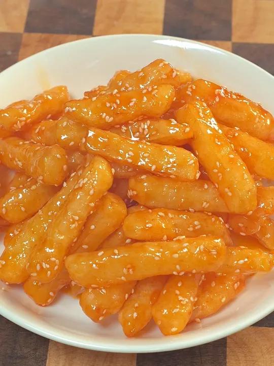 土豆买回家不要总是炒着吃了，今天分享一个不一样的做法，酸甜酥脆特别好吃