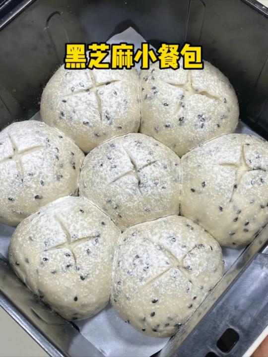 有空气炸锅的去试试这黑芝麻小面包吧外脆内韧,真的太好吃了!