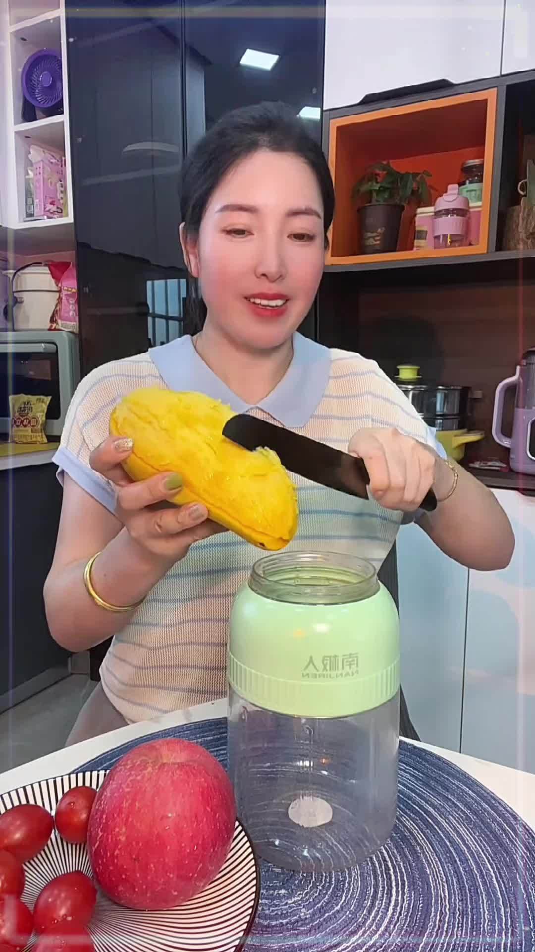 芒果苹果牛奶,自制杨枝甘露,比外面买的还好喝,香甜又健康,榨汁杯打的很细,口感超好喝 水果