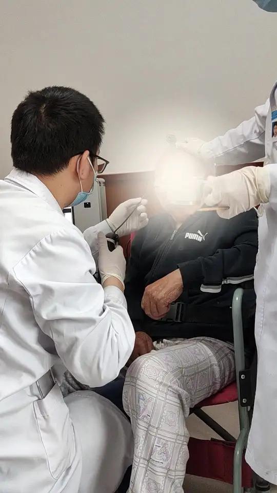 70岁大爷,高血压,脑梗塞,出现言语吞咽功能障碍,在吞咽喉镜的评估下指导康复训练,现在已经