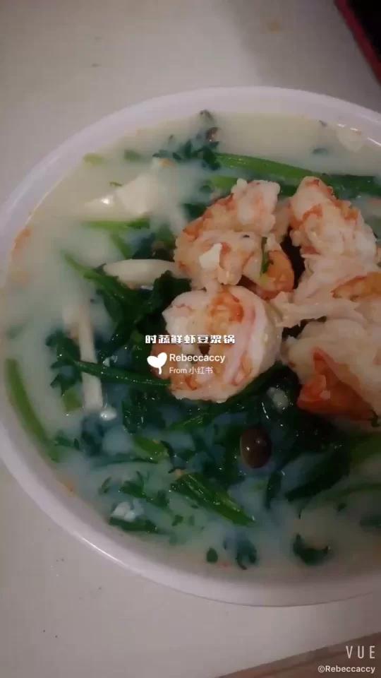 「厨房与爱」今天分享一道—时蔬鲜虾豆浆锅,时令蔬菜茼蒿入菜,加入做出护肝养生。1. 以干贝