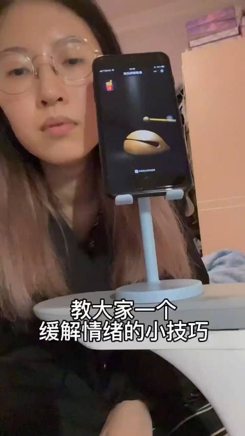 女子抢东西紧张到敲木鱼 缓解紧张情绪的小方法就是敲木鱼。第一次见买东西这么紧张的