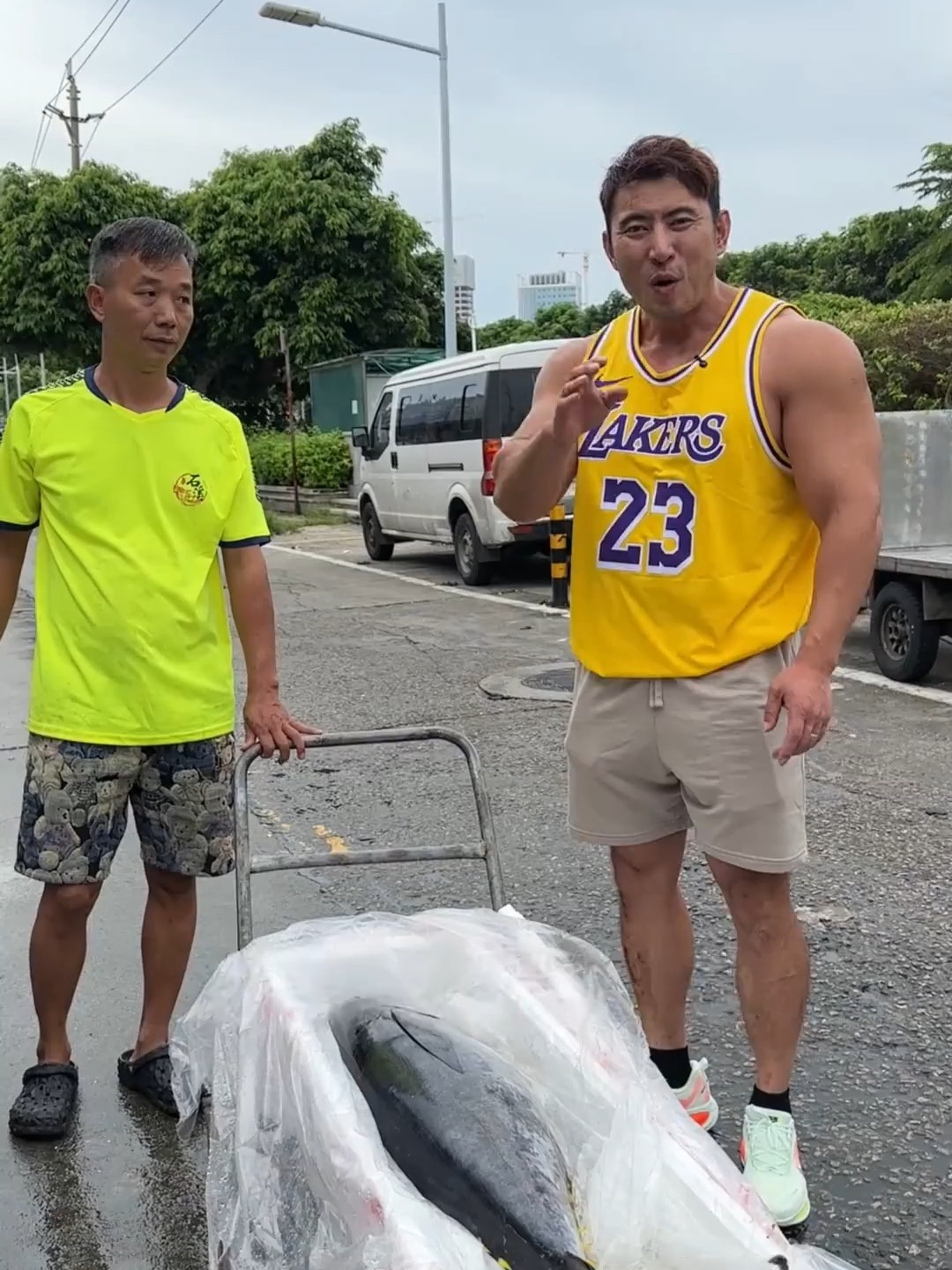 摆摊卖金枪鱼刺身,没想到这么好卖,看看能赚多少钱