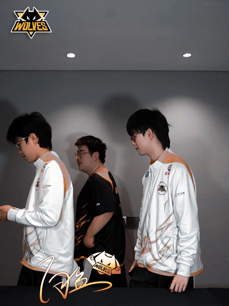 神神秘秘的在做什么呢?重庆狼队 2024KPL春季赛 嗷呜小狼向鱼签名 狼队星元签名