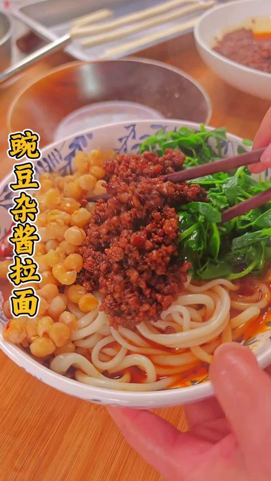 火遍大街小巷的豌杂面，杂酱臊子炒制与拉面技巧全解析