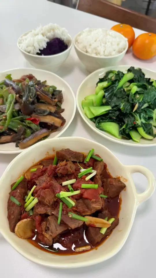 今天跟我老婆生活化减脂吃的是番茄牛肉，青椒皮蛋擂茄子，炒青菜，加上米饭，她还有半个紫薯，饭