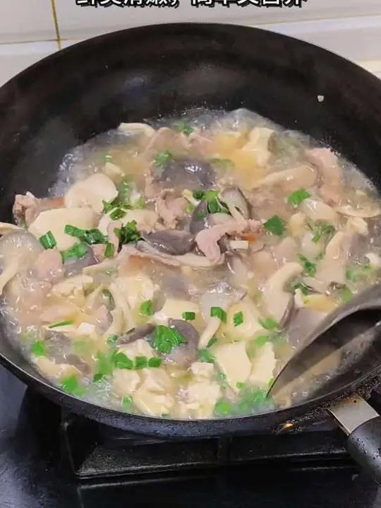 蘑菇瘦肉豆腐汤 最幸福的事情就是回家有人等,有汤喝#家常菜#蘑菇汤#瘦肉汤#豆腐汤