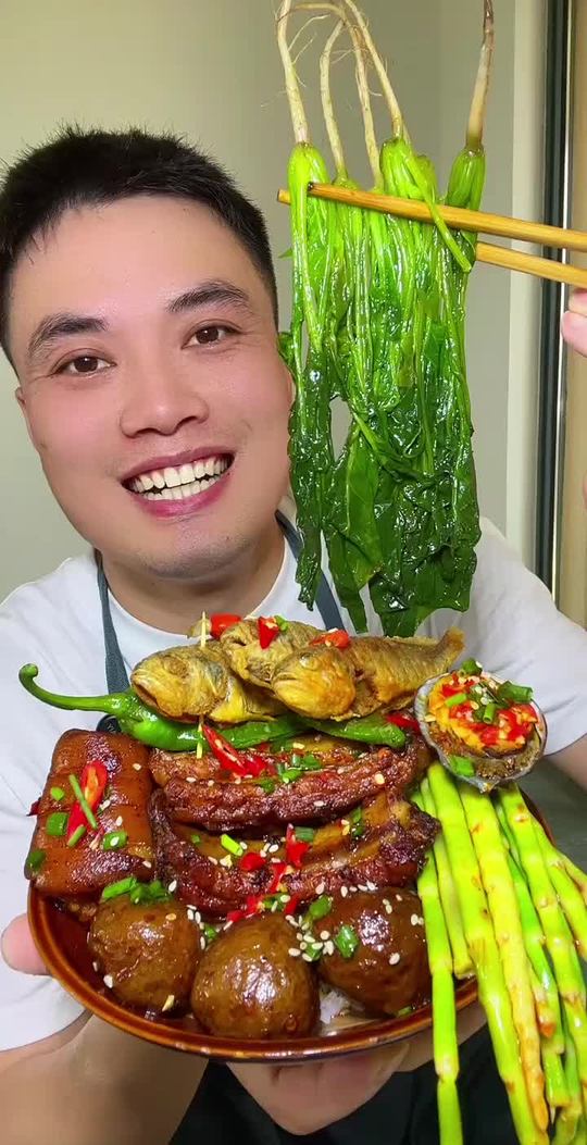 农村家常菜：一个人的晚餐，红烧猪尾巴排骨笋子炸小黄鱼