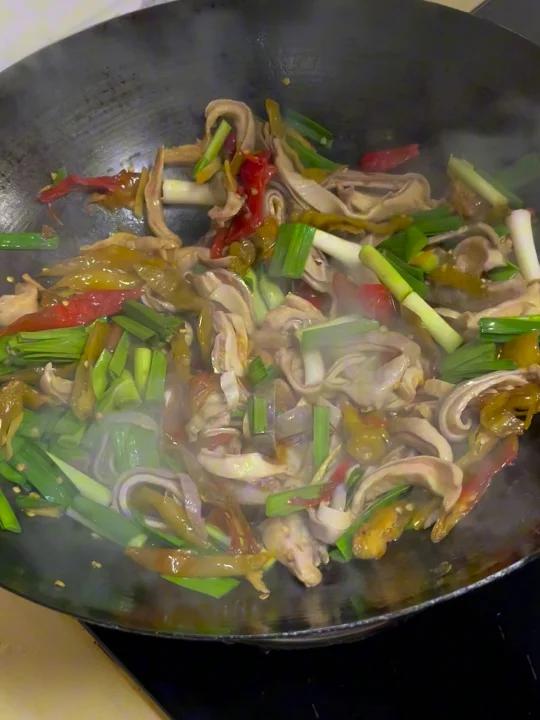 老妈腌的酸辣椒,炒猪肚真是绝绝子!