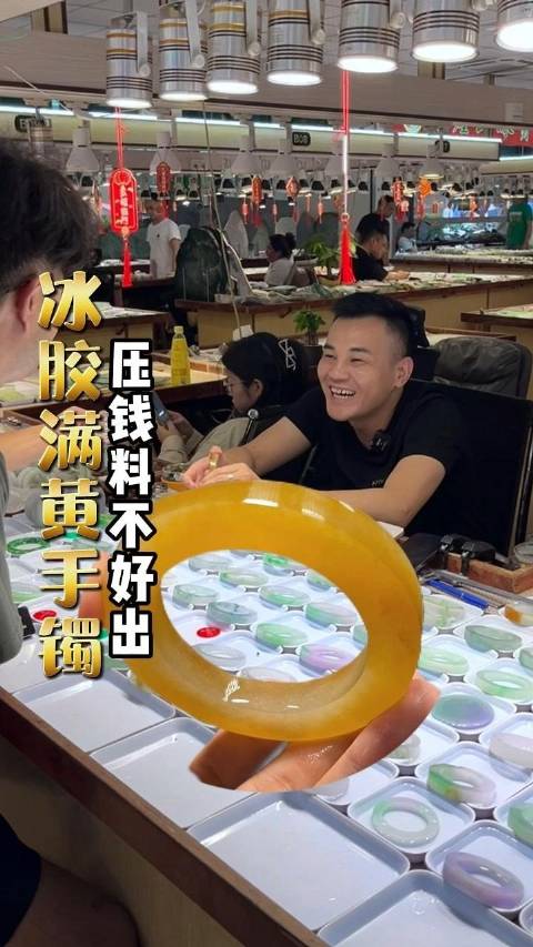 小六价满圈鸡油黄美镯,底妆干净细腻,特色料喜欢的来盘。翡翠 翡翠手镯 翡翠挂件 珠宝首饰 