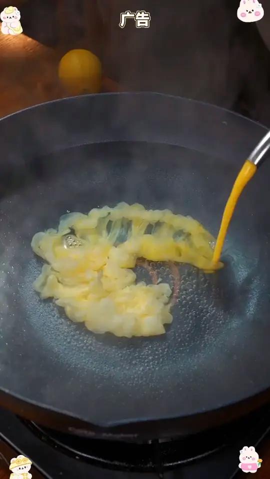 紫菜蛋花汤看似简单,但很多人做的像白开水一样,一点也不好喝,那是因为你第一步就搞错,今天这