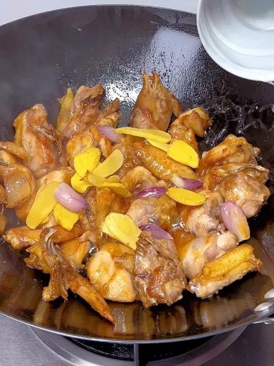 广东人鸡的家常做法:姜葱鸡