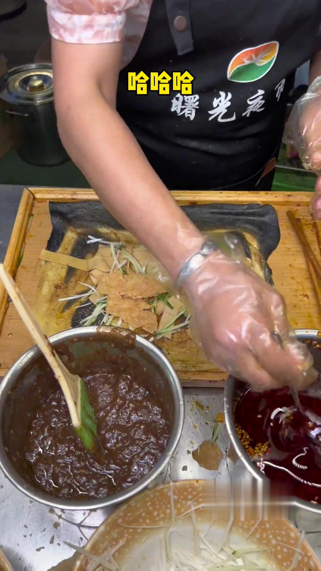 武汉街头卡通煎饼,蜡笔小新超可爱,造型意想不到