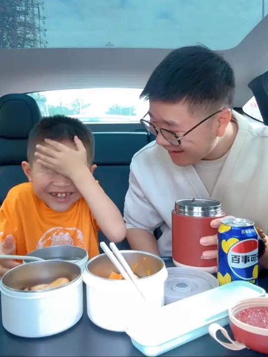 80后老父亲给小学生送饭第264天 家有小学生,中午去学校给儿子送饭,今天午餐吃南瓜蒸鸡腿