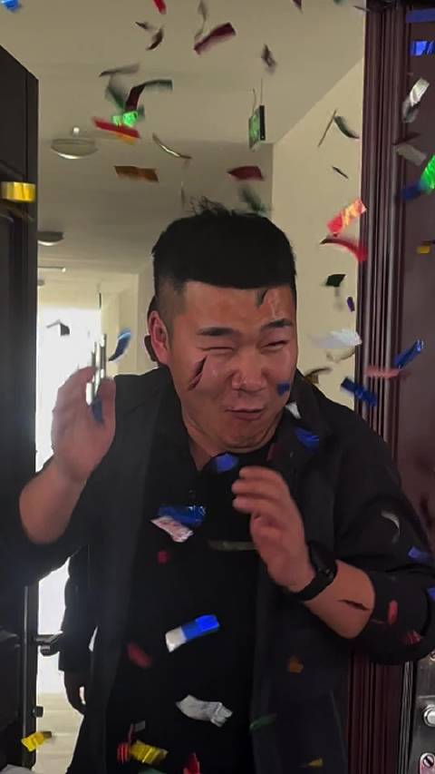 「仪式感拉满!外出办案民警载誉归来同事拉横幅迎接」春节前,新疆乌恰县公安局刑警大队民警王建