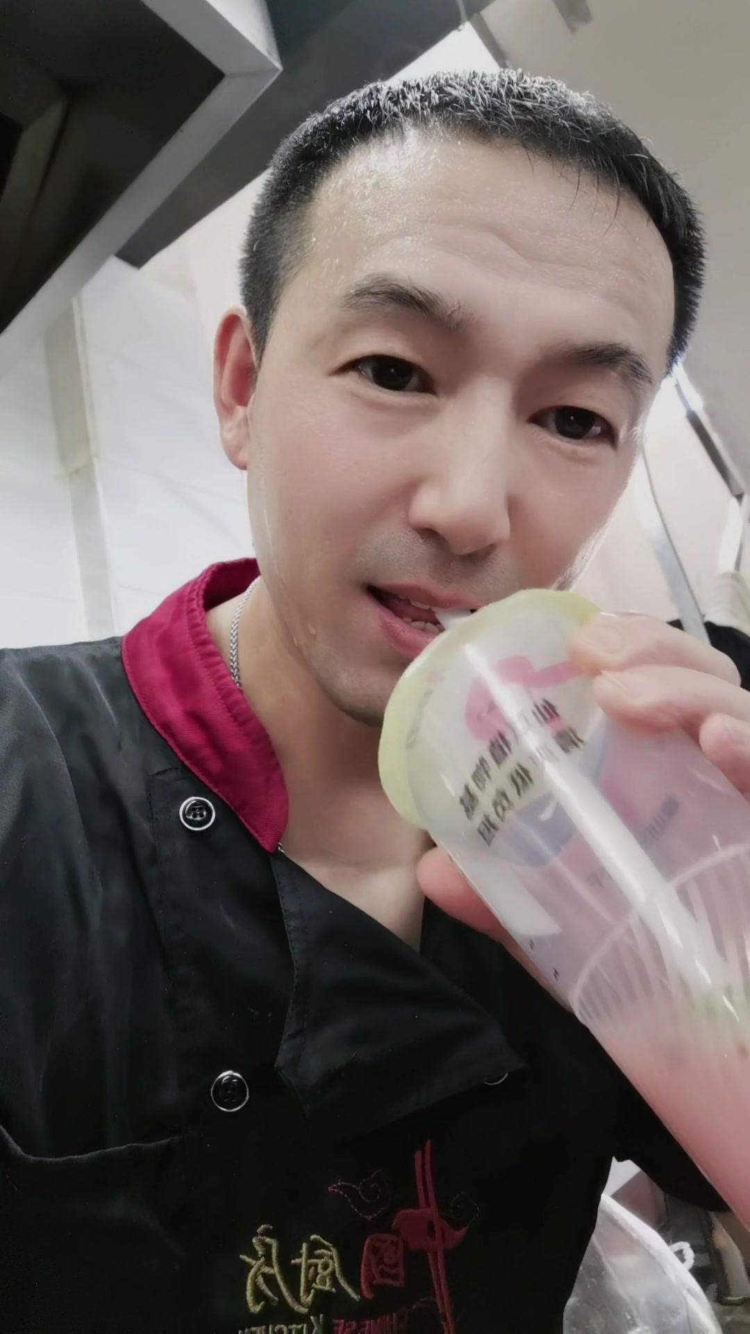 立秋的第一杯奶茶,秋天的第一杯奶茶,你们喝了吗?好甜好甜……@抖音短视频
