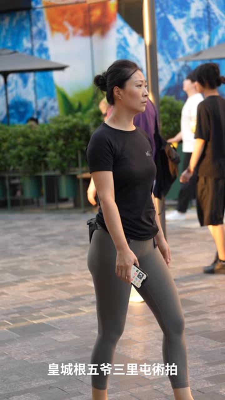 三里屯，时尚街拍靓丽的鲨鱼裤美女