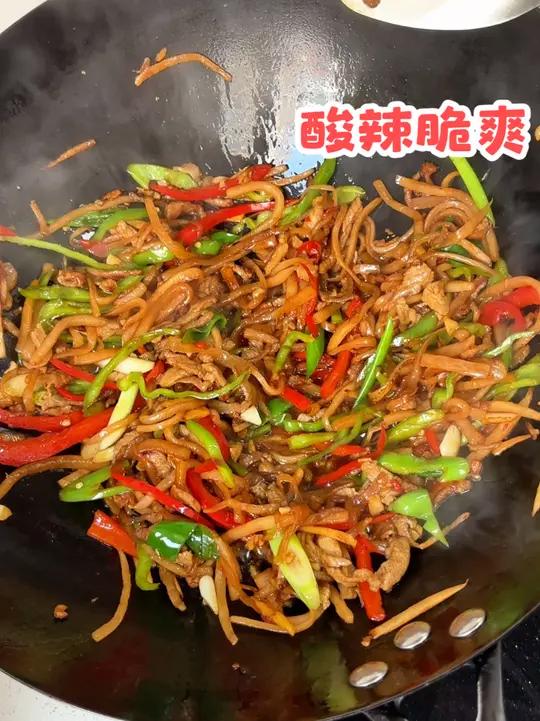 腌一个晚上的白萝卜,又酸又脆又下饭 我真的太爱这个酸萝卜炒肉丝了,酸辣开胃又下饭,而且腌一
