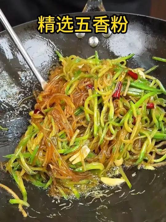 萝卜丝炒粉条爽滑筋道又入味的萝卜丝炒粉条，美味又营养，越嚼越香，看一遍就能学会