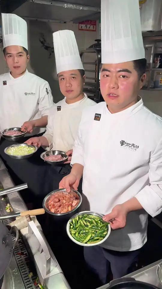 成都厨王争霸赛 这是三道耳熟能详的国民川菜,成都的三位厨师长同台竞技,一决高下!