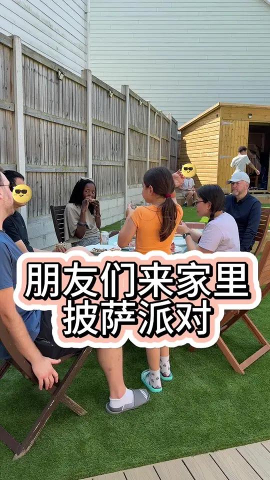 今天两家朋友来家里,很久没有聚一下了,英国朋友一家他们还没有尝过我们的披萨呢。披萨做法简单