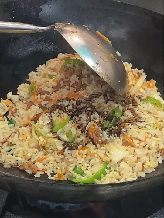 每天下午5点准时出摊,附近想尝一下的认准这个餐车,老板人比较腼腆,来了主动点餐就好哈 炒饭