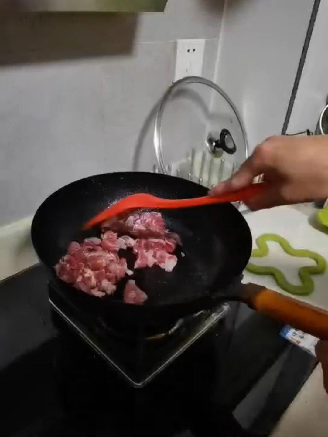 我家菜谱—新疆炒烤羊肉。(实操视频)