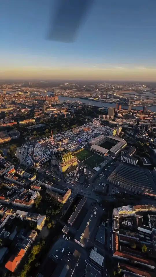 汉堡,德国第二大城市,德国最重要的海港和最大的外贸中心,被誉为德国通向世界的大门。对于这个