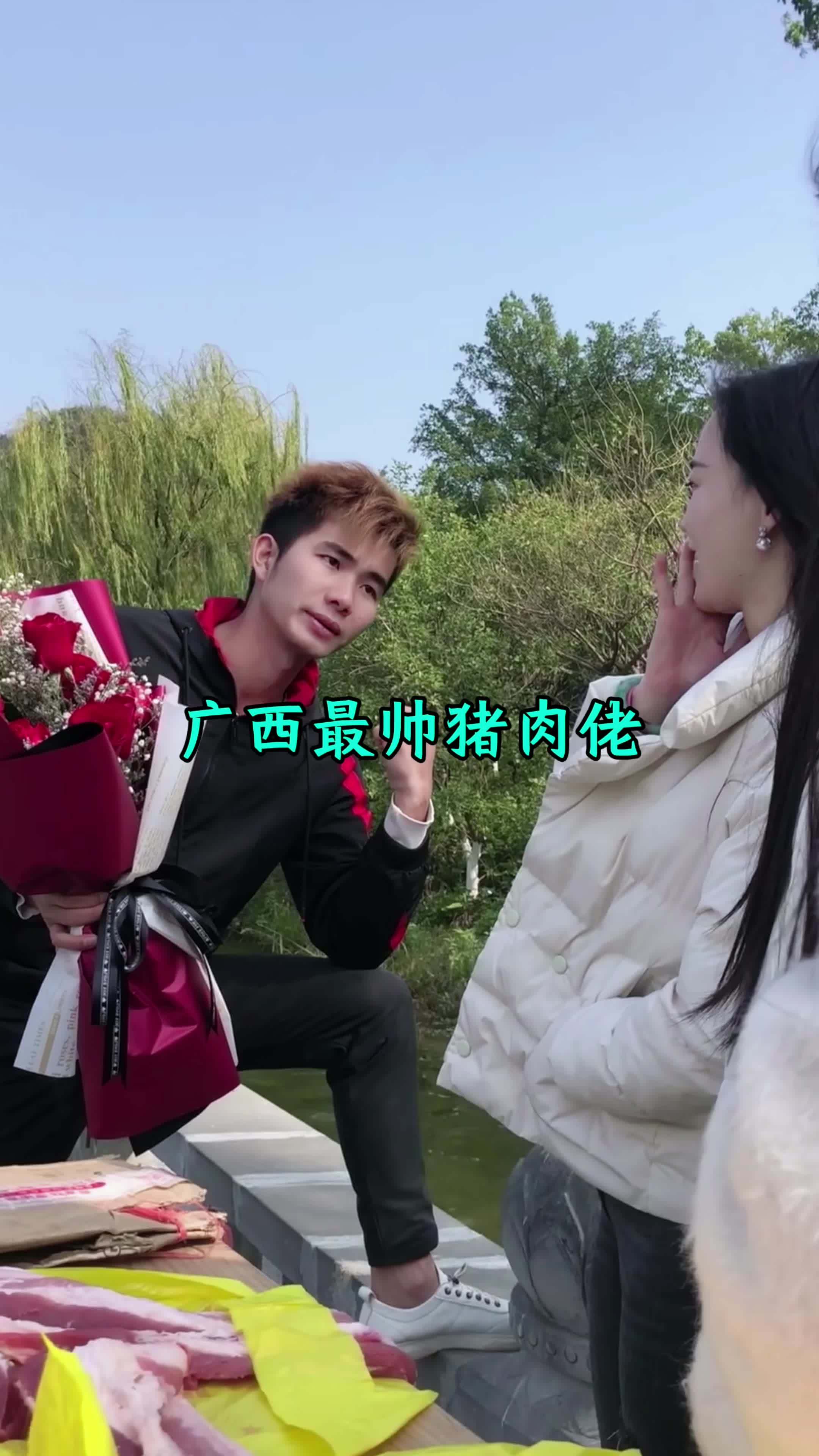 这次卖猪肉也算是出人头地了 猪肉佬 桂柳话 搞笑