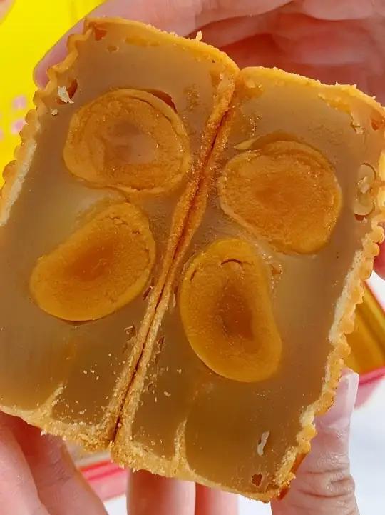 广州本地线下都要提前预定才能买得到的 广州酒家双黄莲蓉月饼这种高品质的月饼送礼也很有面子月