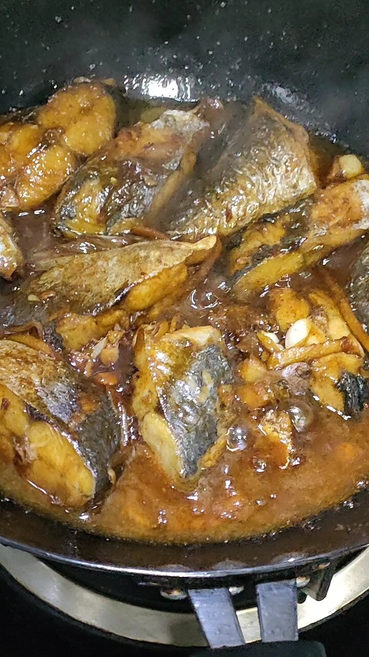 这样做的干烧鲅鱼配白米饭老香啦!