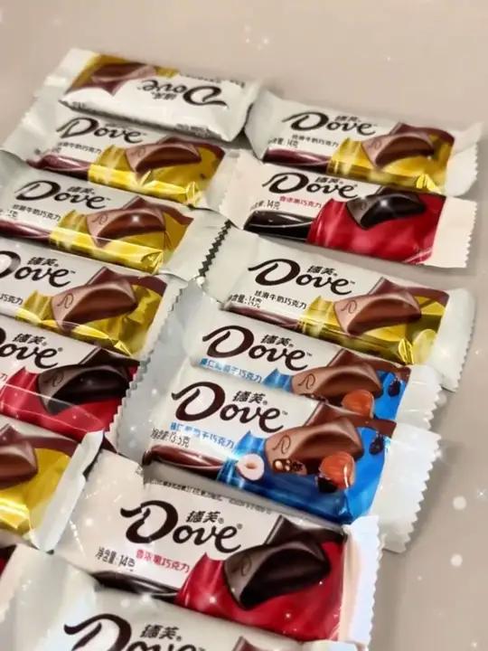 不开心就吃一块巧克力？吧！德芙巧克力什锦装！一次性吃到3种口味！纯可可脂的！醇香丝滑！不齁