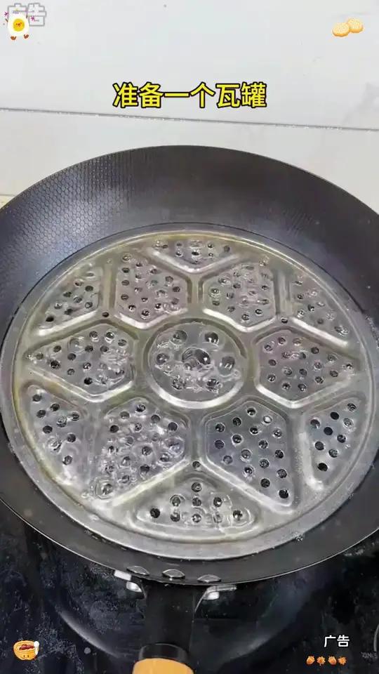 用瓦罐炖出来的鸡蛋羹又嫩又丝滑,给布丁一样,简单好吃又营养,孩子可喜欢吃了!