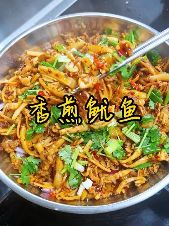 这一盘吃过瘾了 我崽三天两头要吃鱿鱼,今天做的香煎鱿鱼,搭配点五花肉,滋滋冒油,吃过瘾了