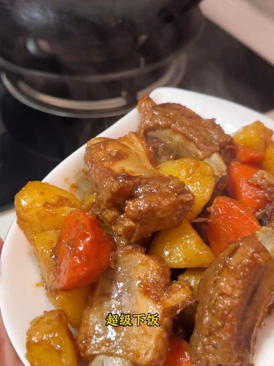 这道土豆炖排骨真的太下饭了