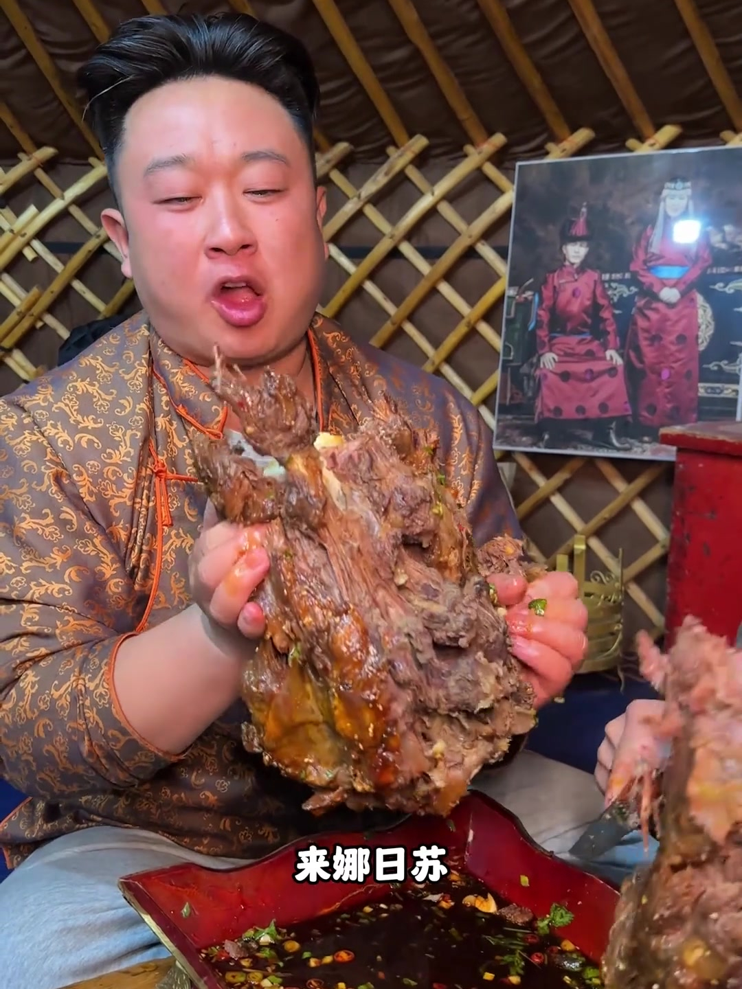 清炖牛脖子肉质鲜嫩 都是贴骨肉 撒上蘸料香辣爽口