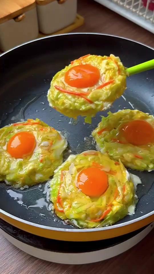 菠菜鸡蛋饼,早餐饼 营养好吃还简单,快给孩子做起来吧 蔬菜鸡蛋饼做法 百事美食江湖 不如随