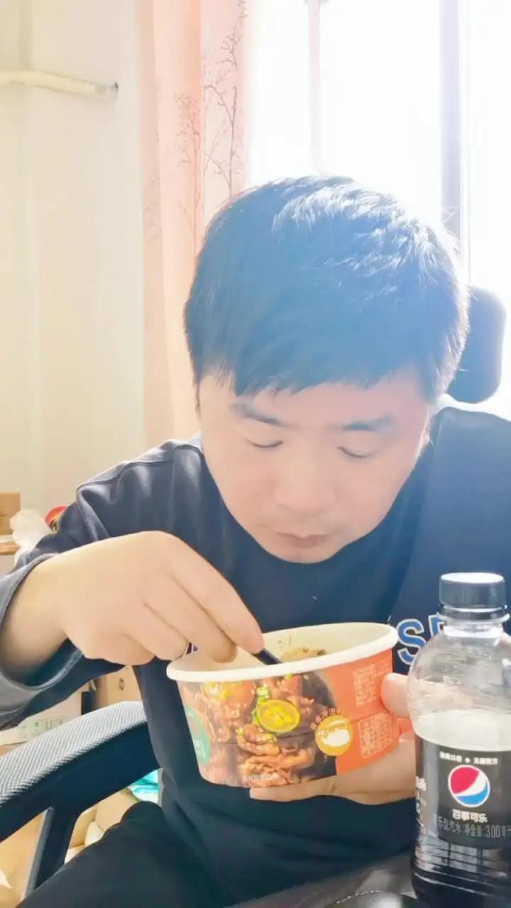 这个速食米饭真的太好吃,有五香牛肉,麻辣牛肉,酸笋肉沫,香菇鸡肉,四种口味,每天换着吃