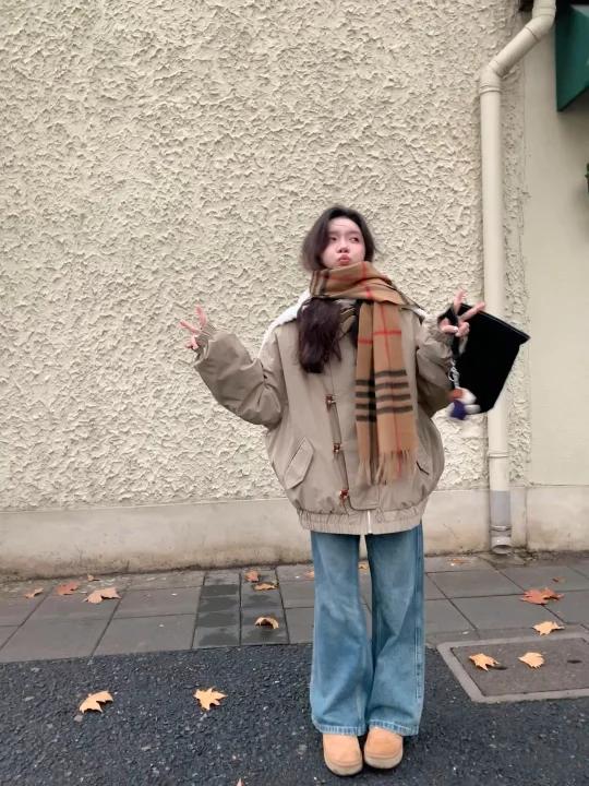 匆忙入冬派克大衣的温暖