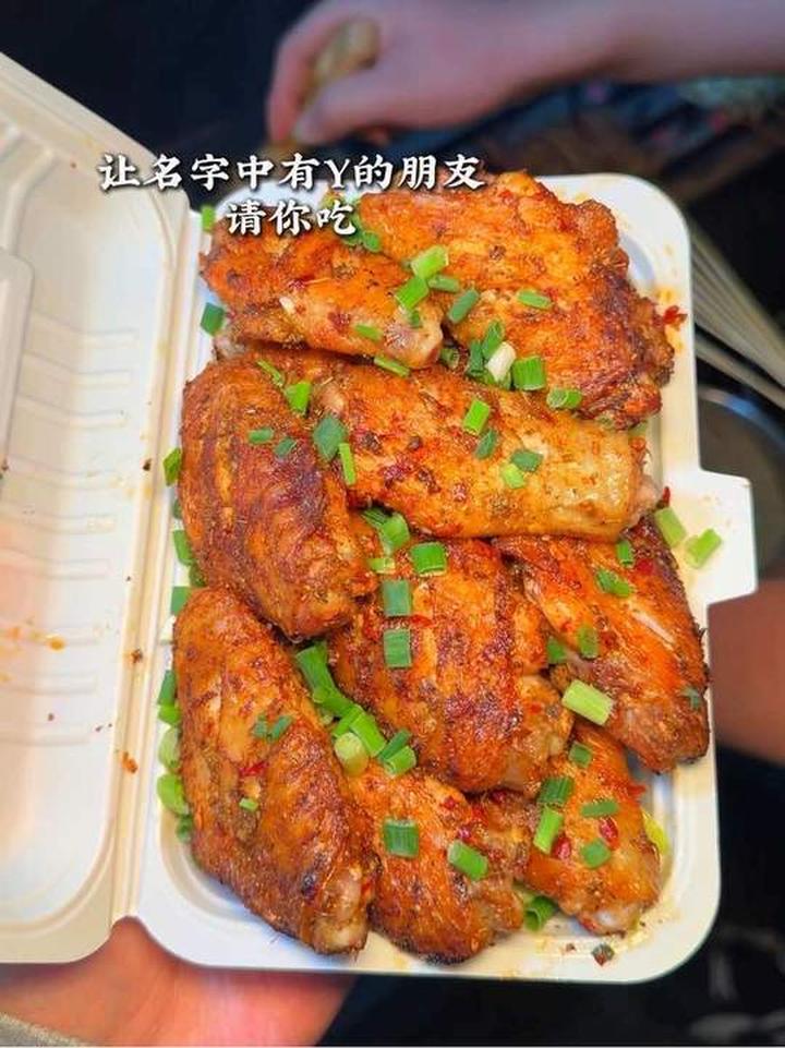 夜宵简单吃点碳烤鸡翅，牛肉串吧……谁懂这一口有多好吃