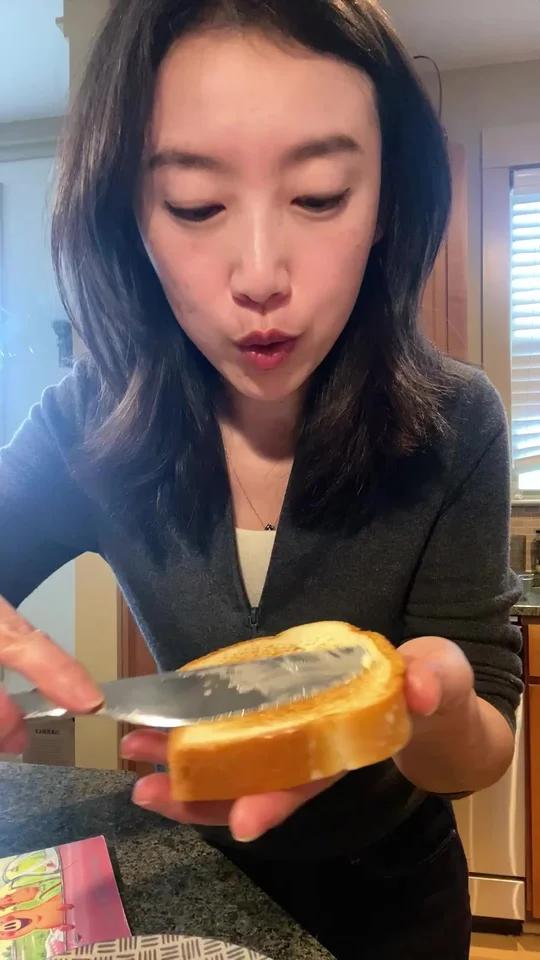 教孩子们做，小猪梅西里的“黄油吐司”