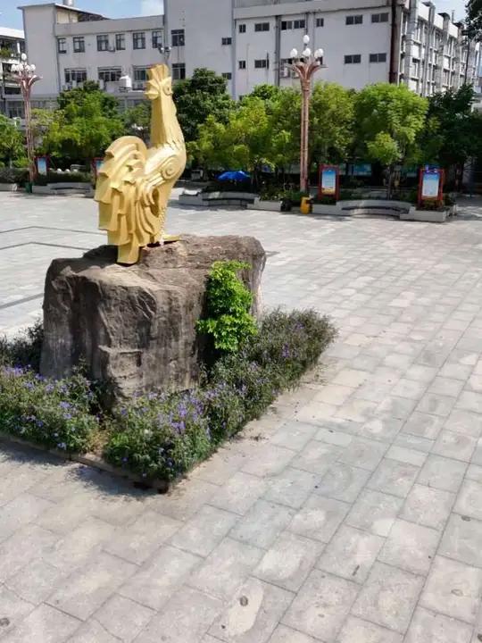 你知道这是东莞什么村吗,村里的广场有个大公鸡,很多人都不知道这是哪里
