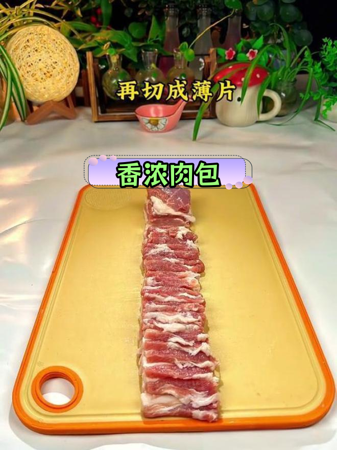 鲜嫩多汁的猪肉大葱包子,皮薄馅满,香气扑鼻