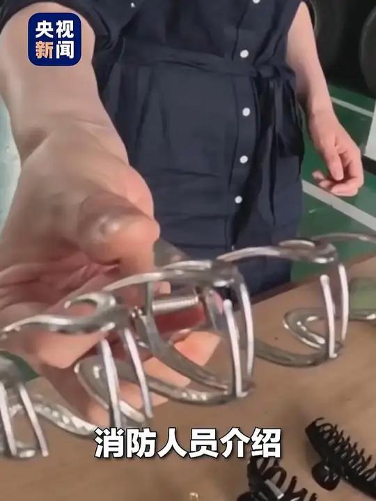 警惕!近年来“鲨鱼夹”伤人事件频发,这个常见的饰品,意外发生时或成“隐形凶器”!消防试验展