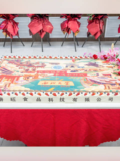 「120岁生日快乐!西大师生共享120周年校庆大蛋糕:蛋糕顶部绘制校史「生日蛋糕」」11月