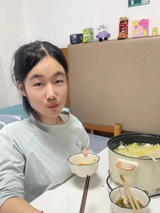 准备开吃晚饭了。清汤火锅没有配主食，清淡的水煮菜品不易长胖。女儿控制体重也有益于身体健康，