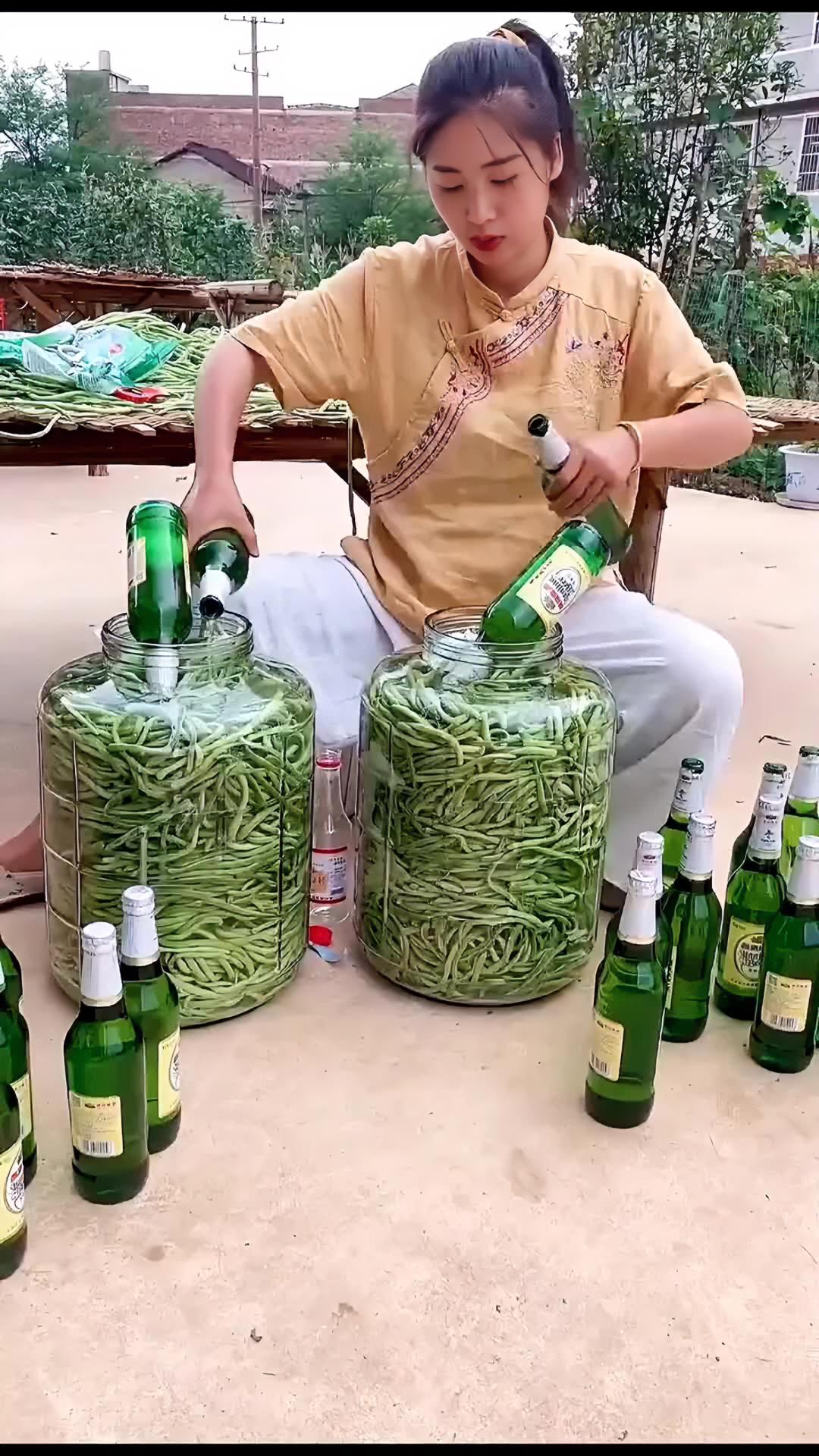 泡酸菜酸脆爽口才好吃,就是用发酵菌粉,发酵快母水还可以泡别的菜 泡菜菌粉
