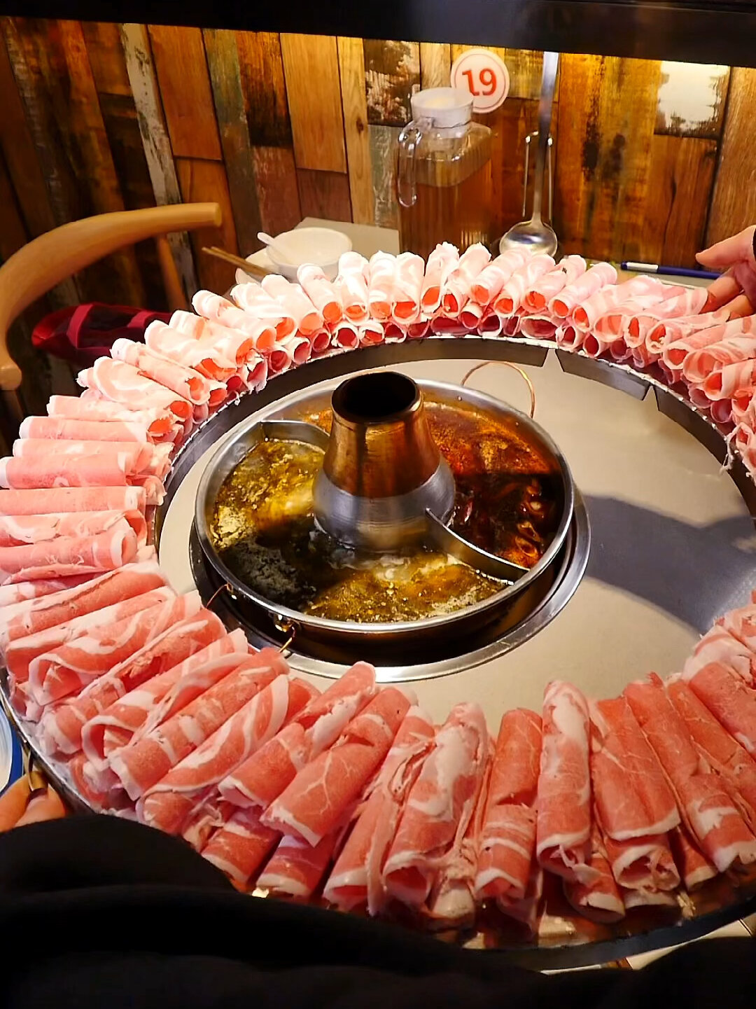 天气冷了吃涮羊肉,酸菜和香辣孜然鸳鸯锅